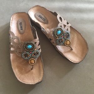 EARTH SANDALS BOHO BEAD ACCENTS NWOT SIZE 9B